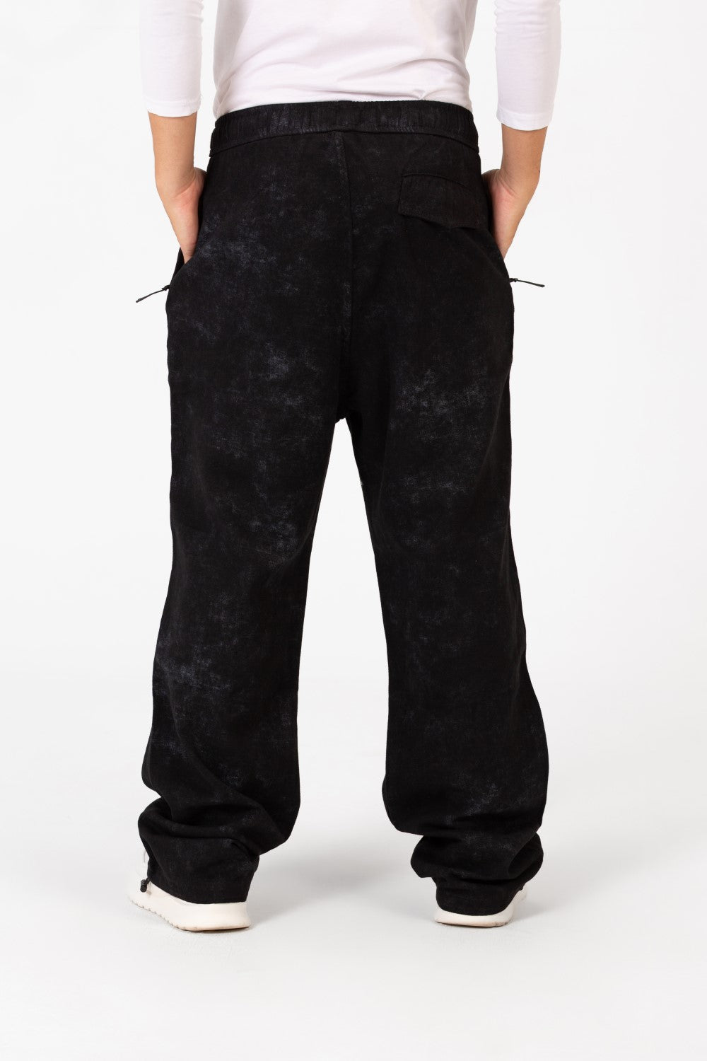 بنطلون رجالي من قماش الجبردين بصبغة التعادل مع حزام خصر مطاطي وجيوب بتصميم عصري