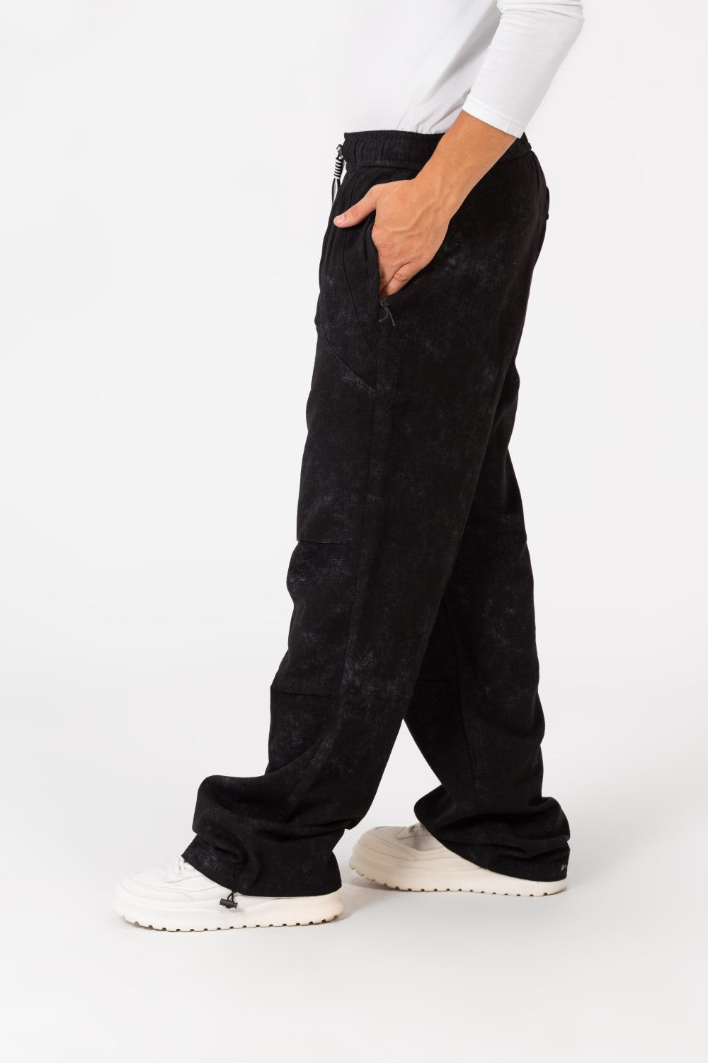 بنطلون رجالي من قماش الجبردين بصبغة التعادل مع حزام خصر مطاطي وجيوب بتصميم عصري