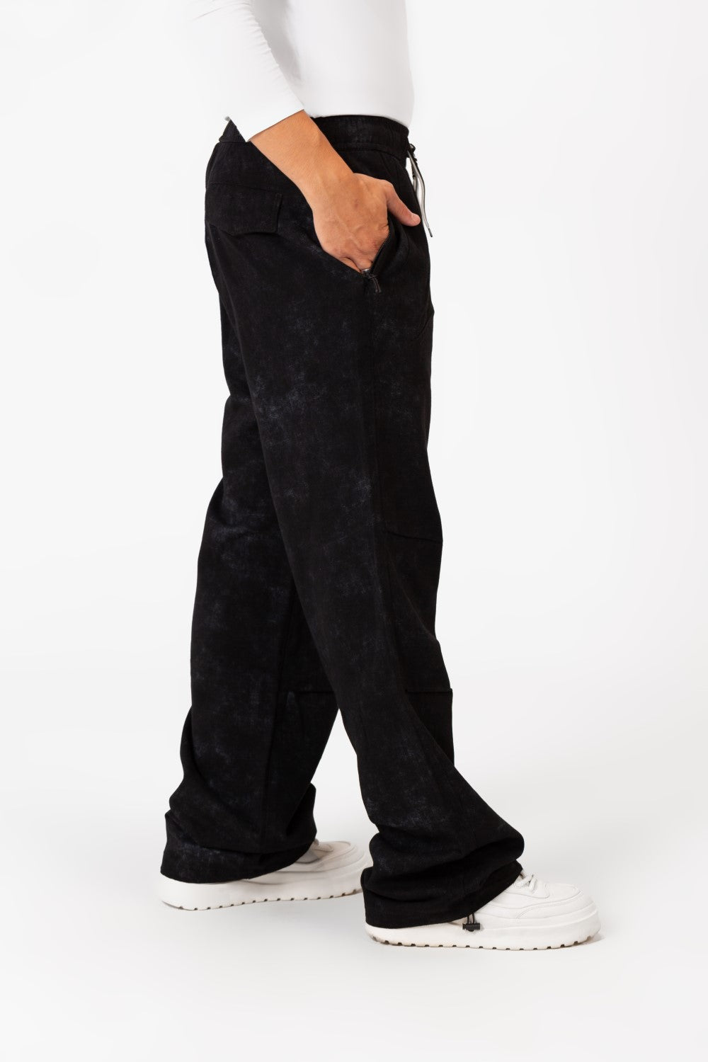 بنطلون رجالي من قماش الجبردين بصبغة التعادل مع حزام خصر مطاطي وجيوب بتصميم عصري