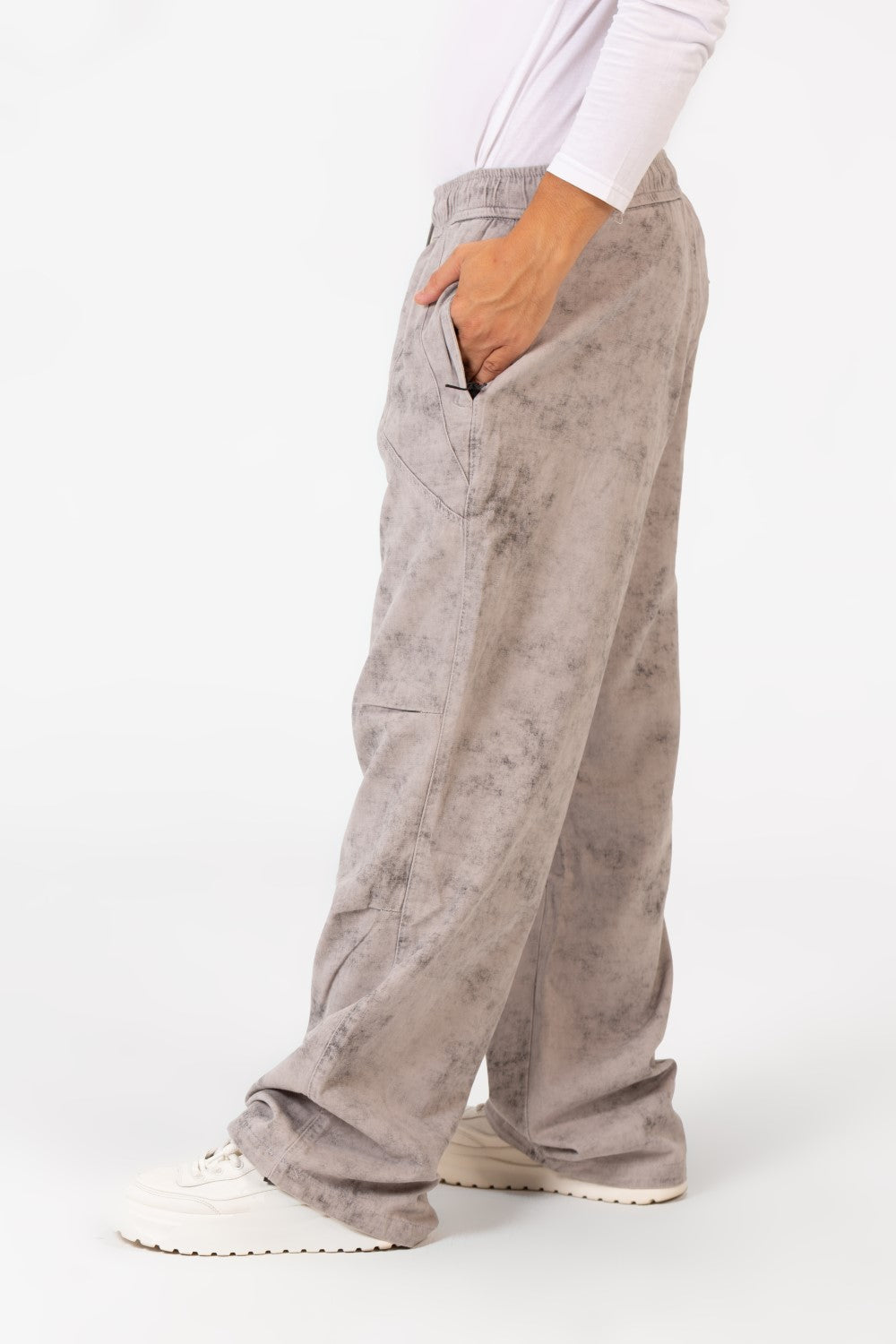 بنطلون رجالي من قماش الجبردين بصبغة التعادل مع حزام خصر مطاطي وجيوب بتصميم عصري