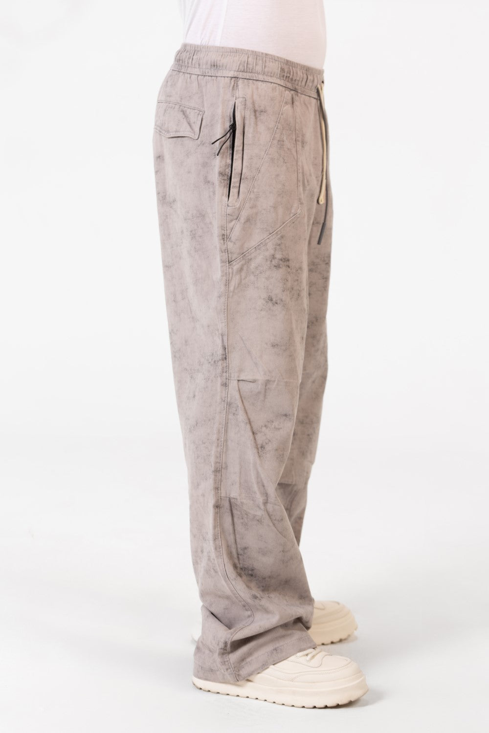 بنطلون رجالي من قماش الجبردين بصبغة التعادل مع حزام خصر مطاطي وجيوب بتصميم عصري