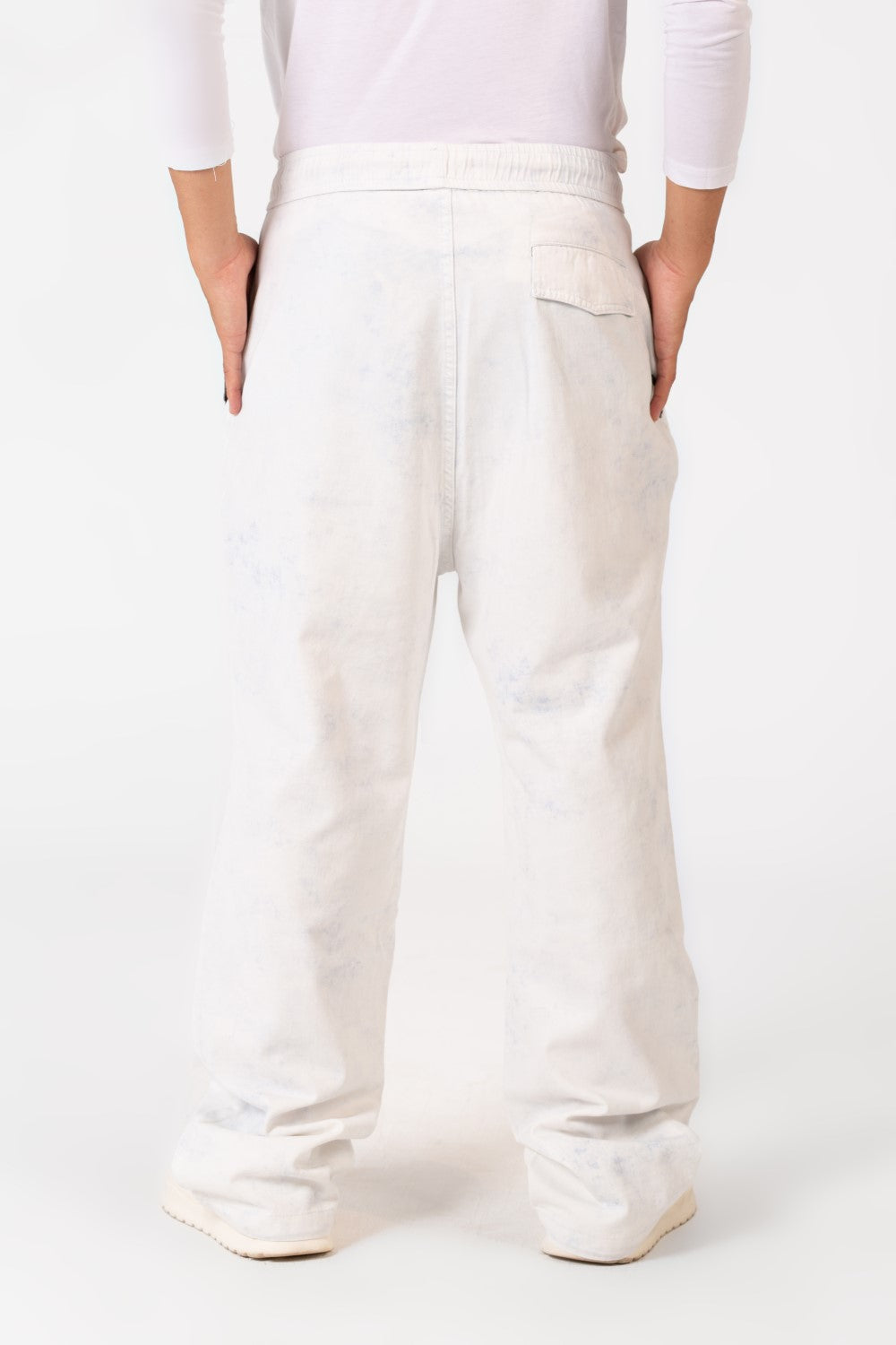 بنطلون رجالي من قماش الجبردين بصبغة التعادل مع حزام خصر مطاطي وجيوب بتصميم عصري