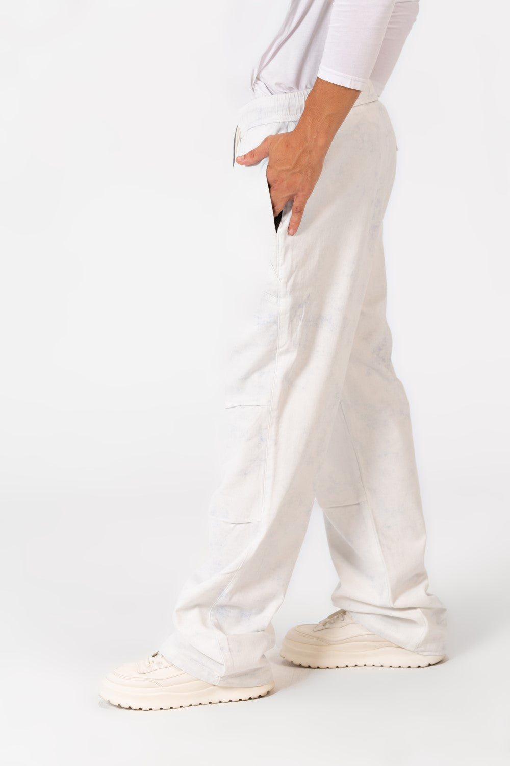 بنطلون رجالي من قماش الجبردين بصبغة التعادل مع حزام خصر مطاطي وجيوب بتصميم عصري