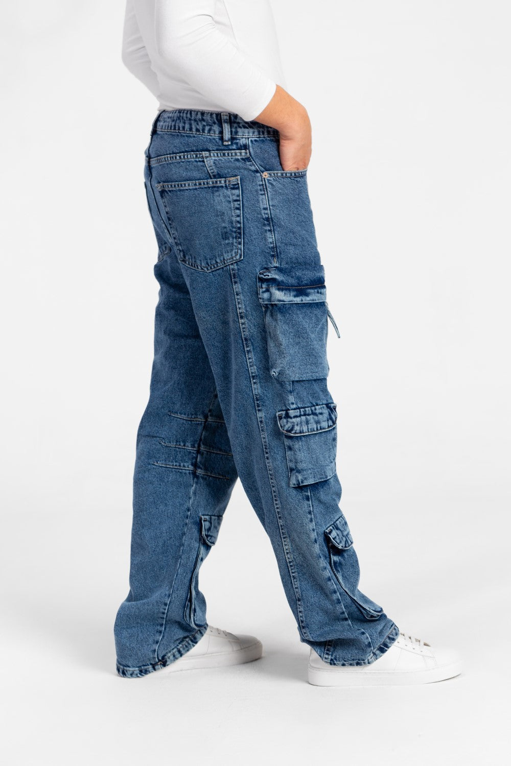 بنطلون جينز كارجو رجالي بجيوب عصرية مصنوع من مادة مريحة