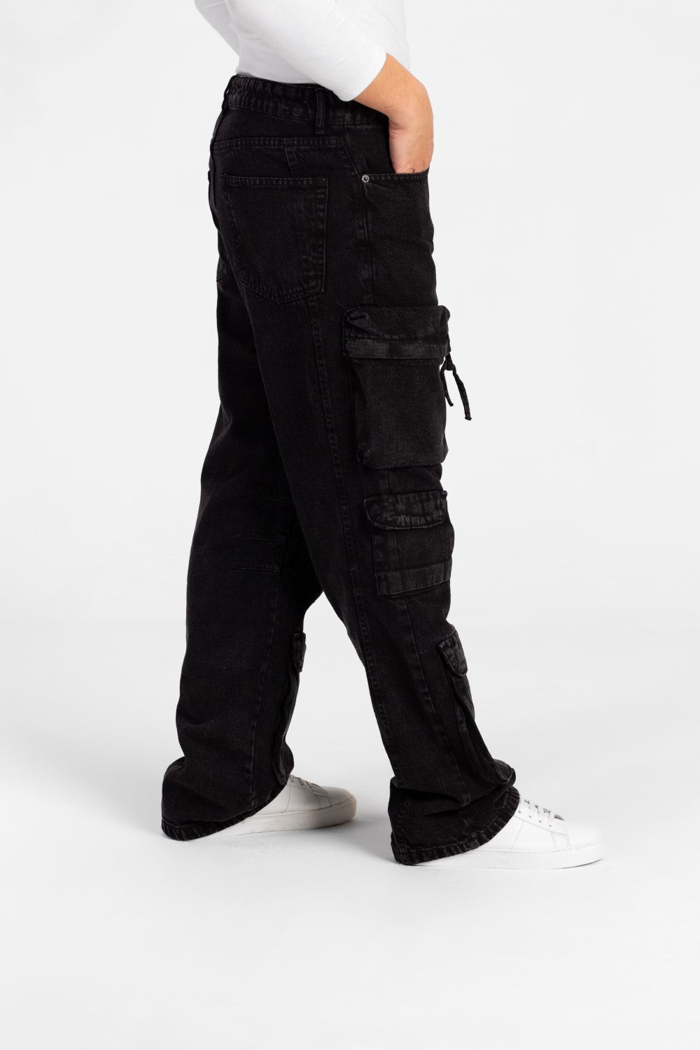 بنطلون جينز كارجو رجالي بجيوب عصرية مصنوع من مادة مريحة
