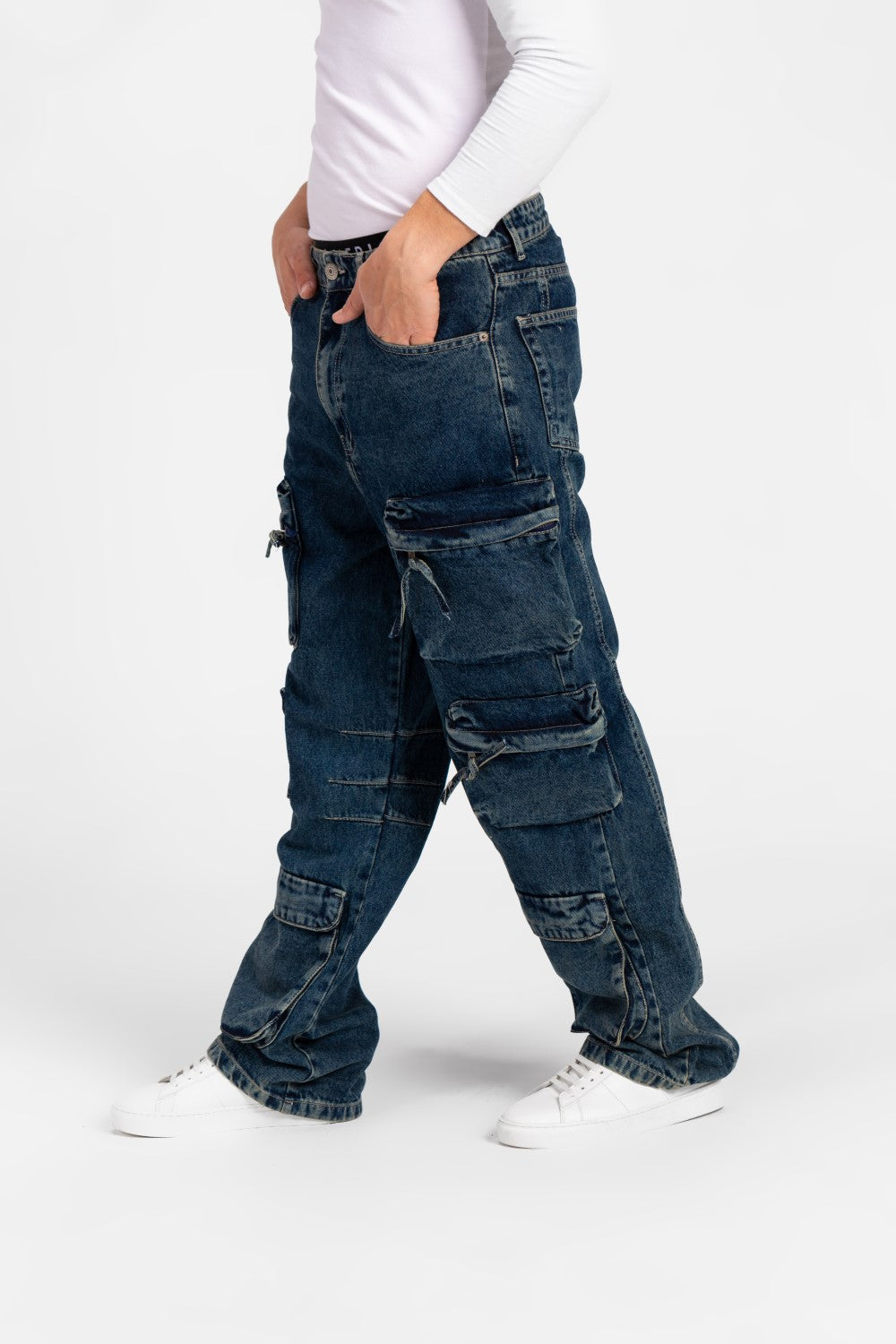 بنطلون جينز كارجو رجالي بجيوب عصرية مصنوع من مادة مريحة