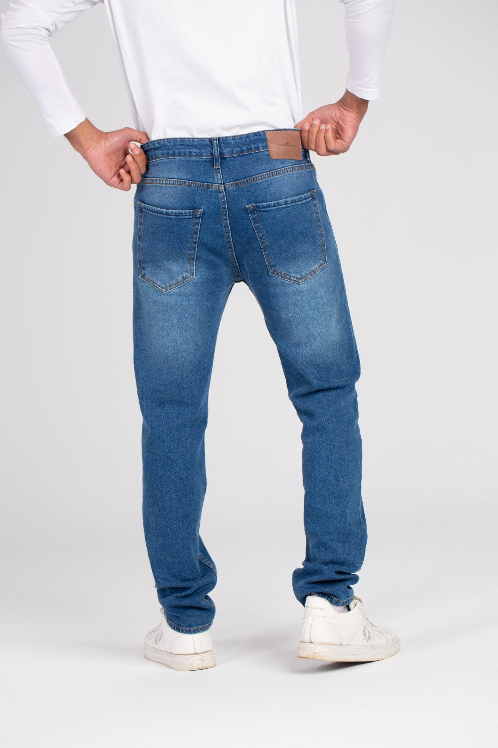 بنطلون جينز رجالي بقصة ضيقة وخمسة جيوب وتفاصيل مستعملة