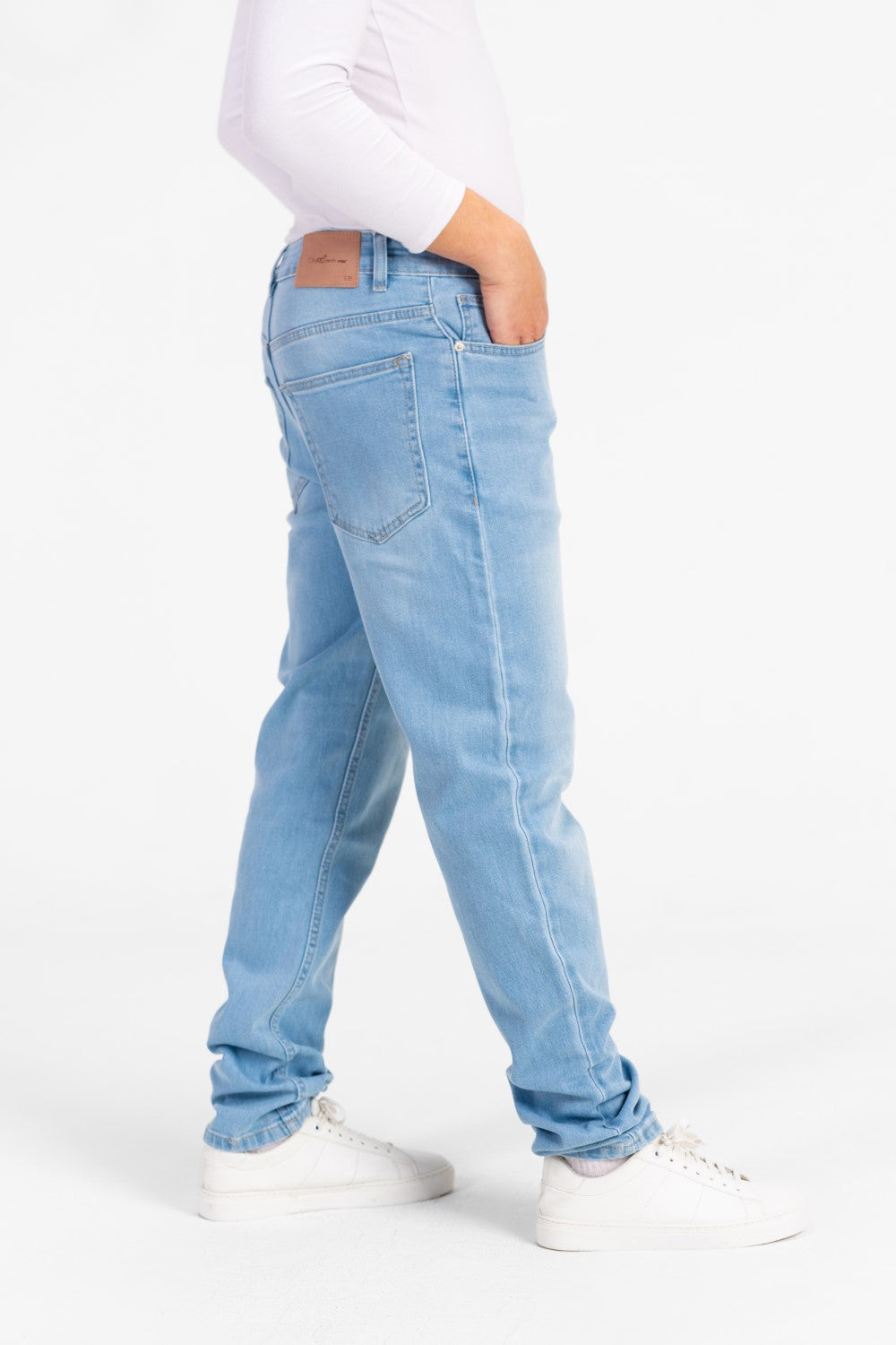 بنطلون جينز رجالي مستعمل بقصّة Slim Fit وخمسة جيوب