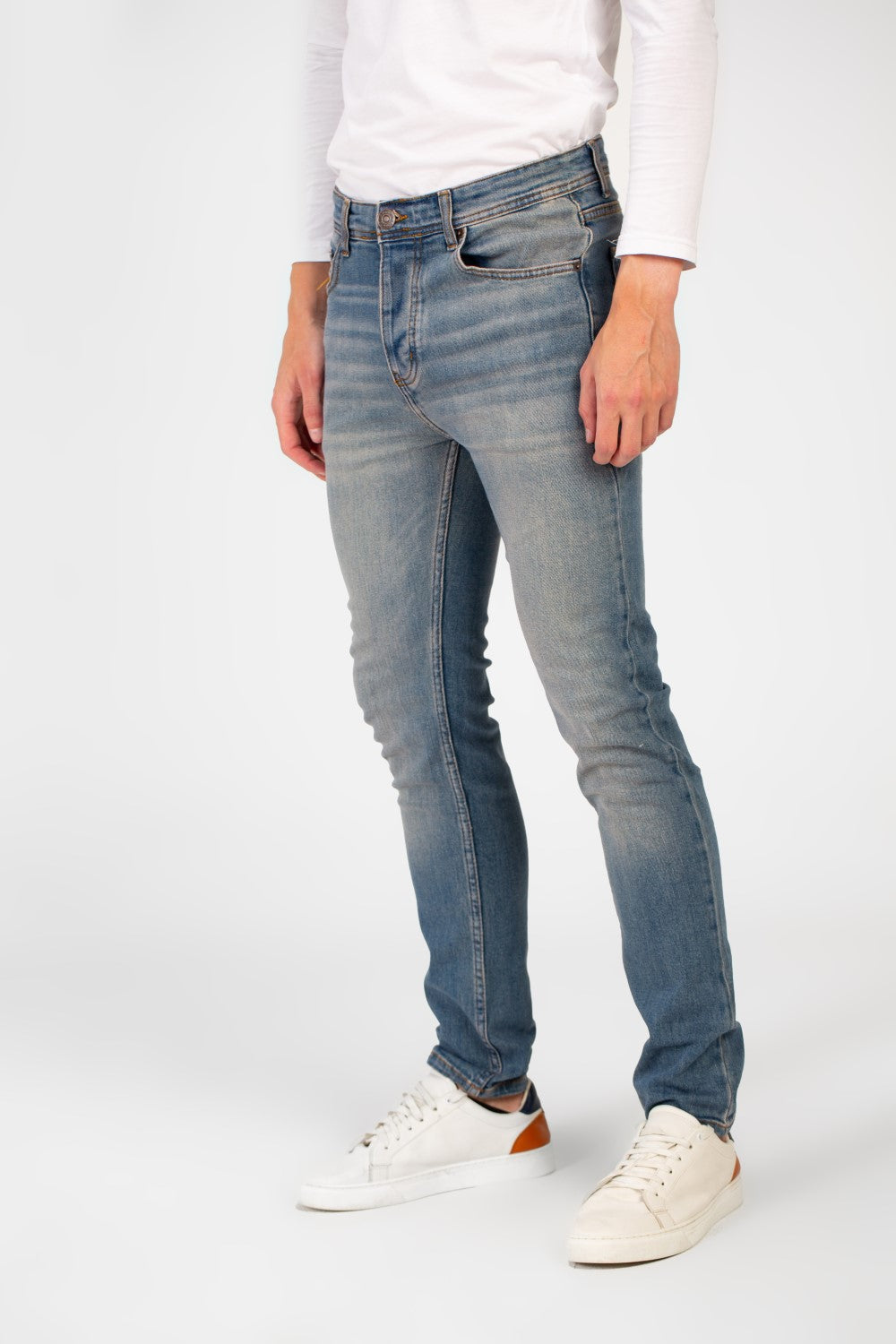 بنطلون جينز رجالي مستعمل بقصّة Slim Fit وخمسة جيوب