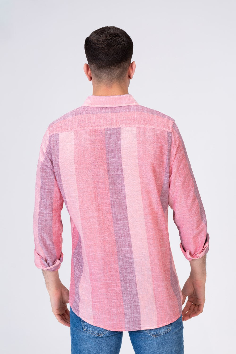 قميص رجالي من الكتان بقصة عادية ومخطط طويل مع ياقة