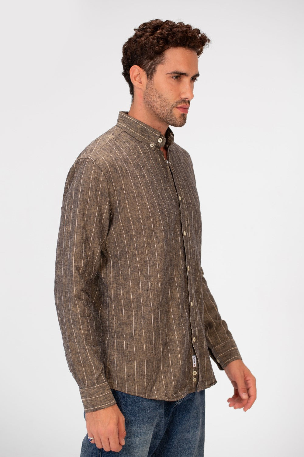 قميص كتان رجالي مخطط بقصّة Slim Fit وأكمام طويلة بألوان عصرية أساسية