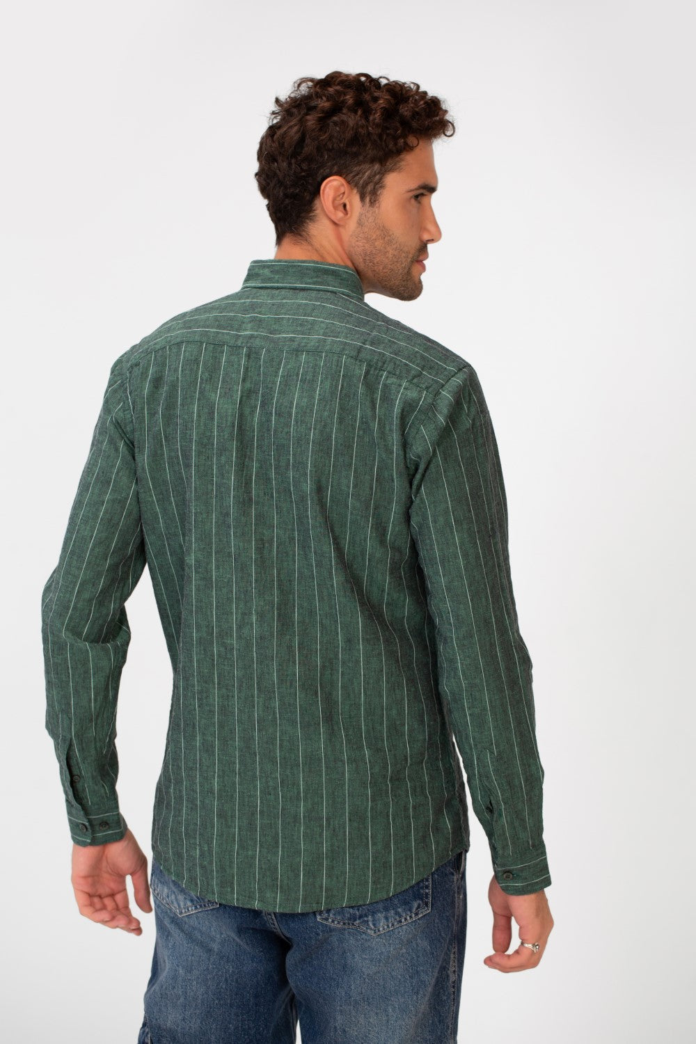 قميص كتان رجالي مخطط بقصّة Slim Fit وأكمام طويلة بألوان عصرية أساسية