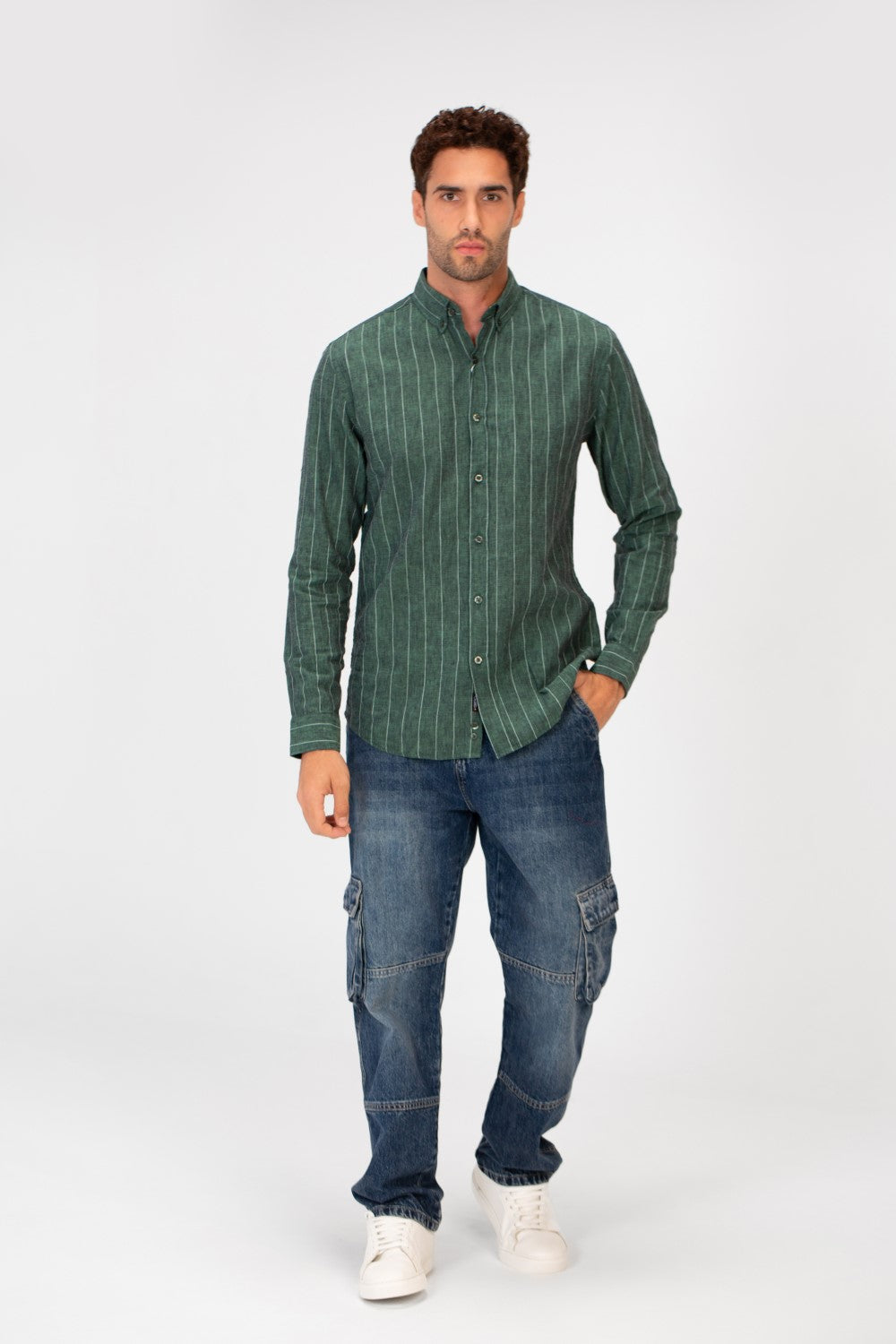 قميص كتان رجالي مخطط بقصّة Slim Fit وأكمام طويلة بألوان عصرية أساسية