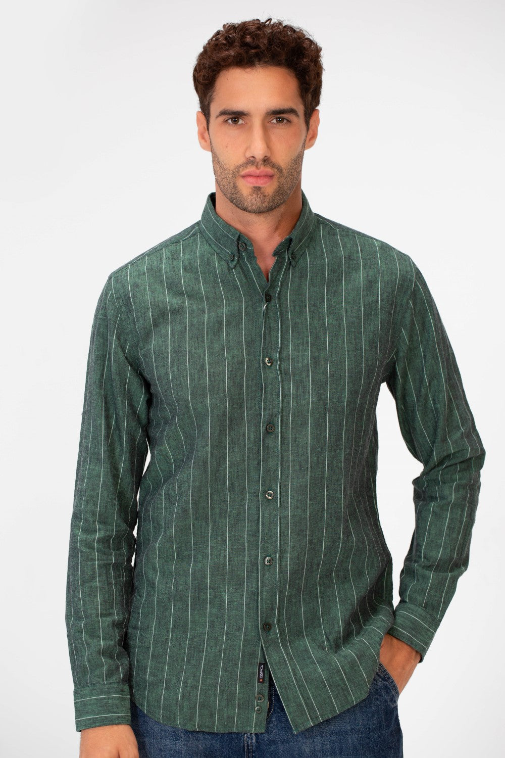 قميص كتان رجالي مخطط بقصّة Slim Fit وأكمام طويلة بألوان عصرية أساسية