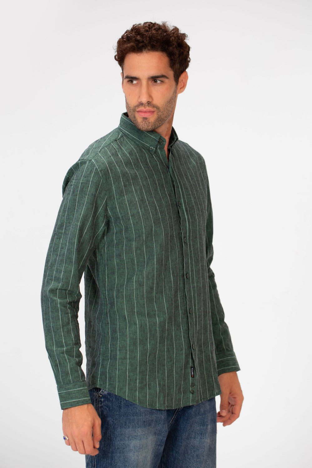 قميص كتان رجالي مخطط بقصّة Slim Fit وأكمام طويلة بألوان عصرية أساسية