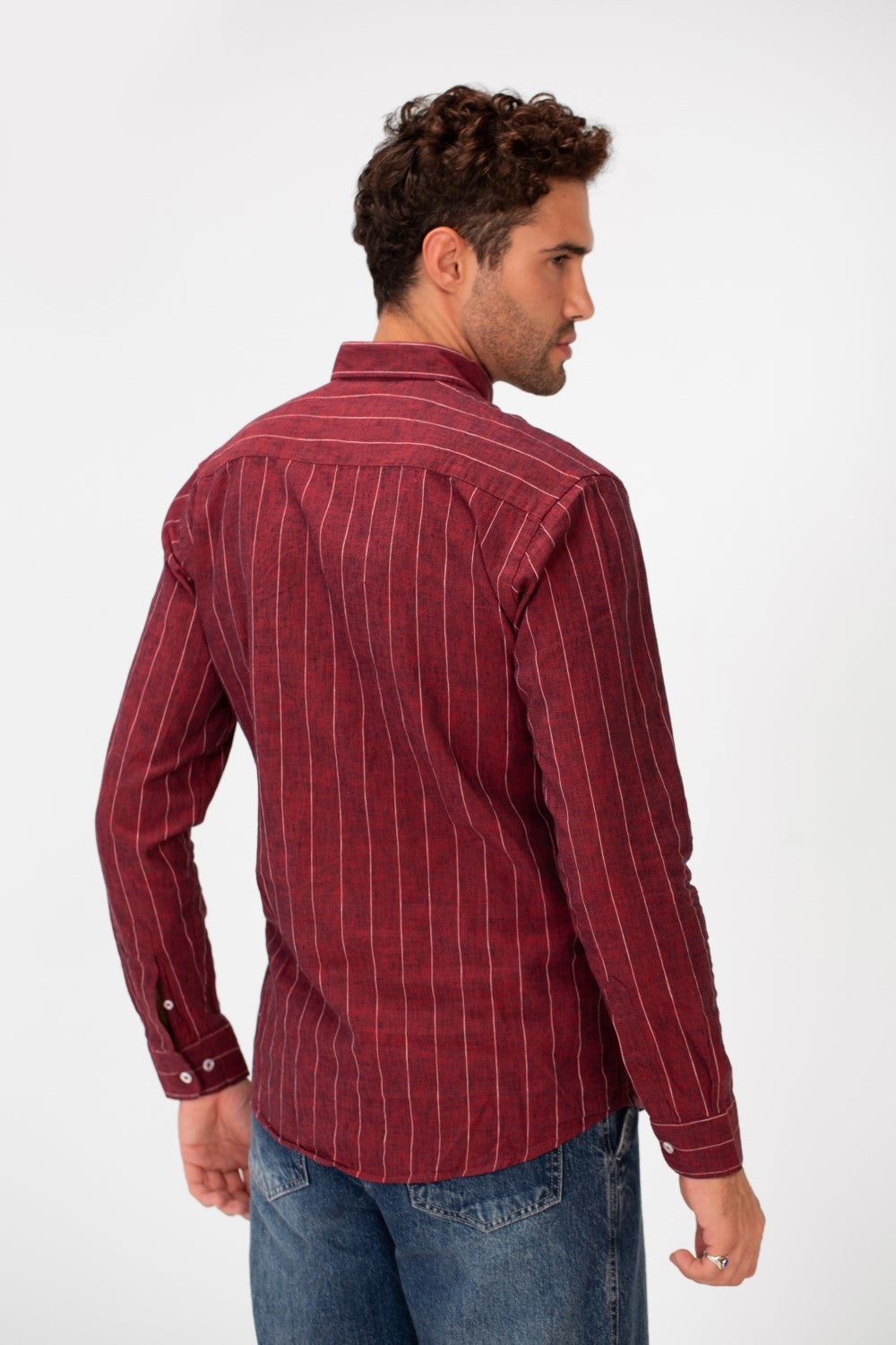 قميص كتان رجالي مخطط بقصّة Slim Fit وأكمام طويلة بألوان عصرية أساسية