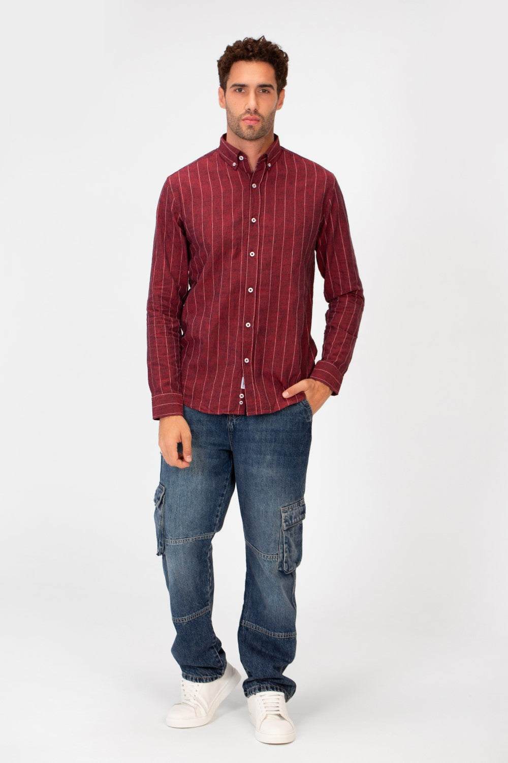 قميص كتان رجالي مخطط بقصّة Slim Fit وأكمام طويلة بألوان عصرية أساسية