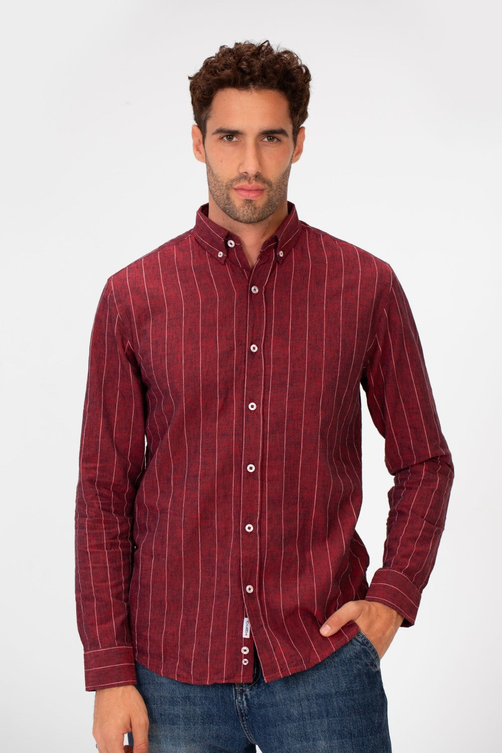 قميص كتان رجالي مخطط بقصّة Slim Fit وأكمام طويلة بألوان عصرية أساسية