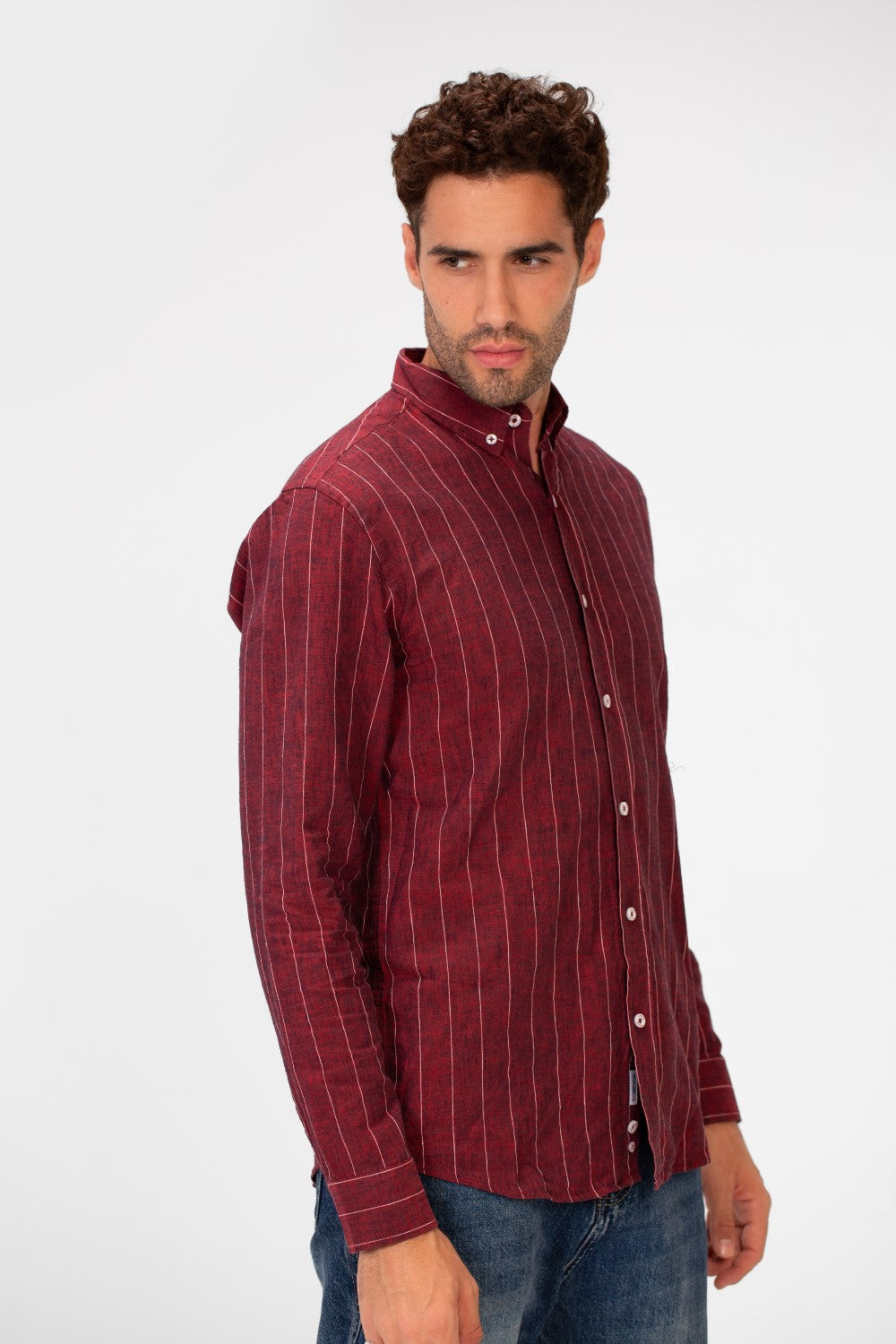 قميص كتان رجالي مخطط بقصّة Slim Fit وأكمام طويلة بألوان عصرية أساسية