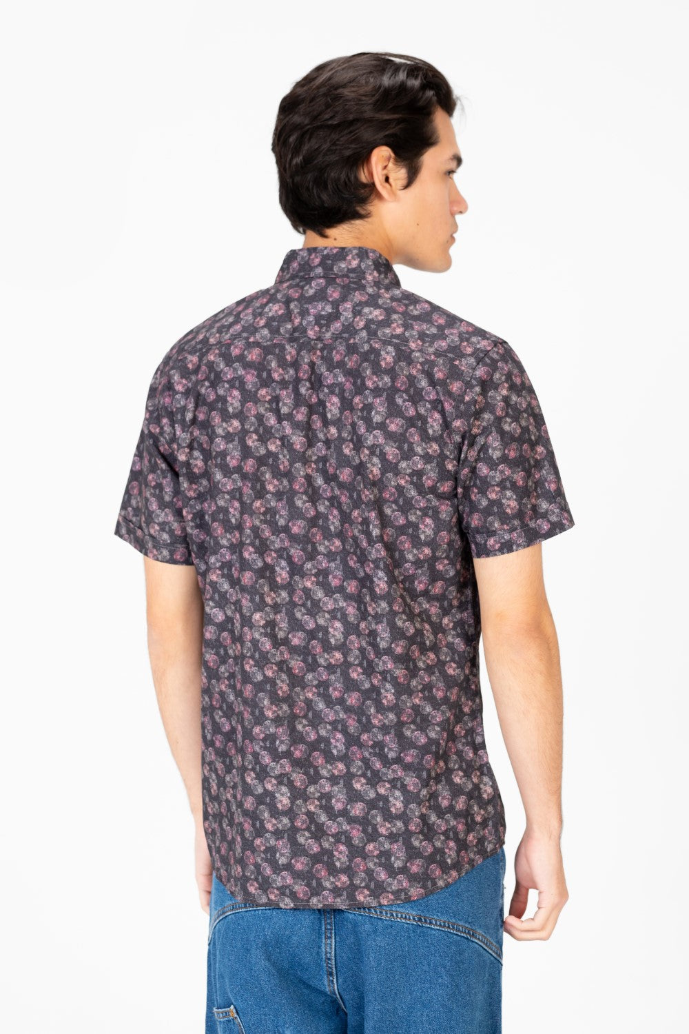 قميص رجالي منقط بقصّة Slim Fit وكمّ نصفيّ