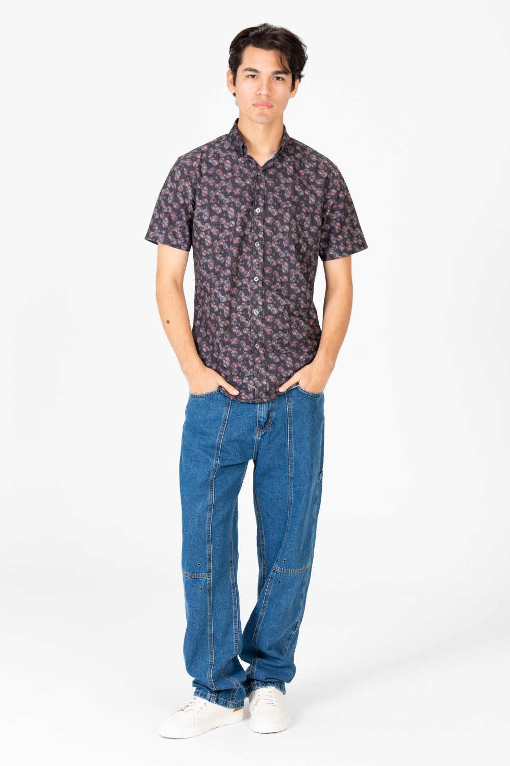 قميص رجالي منقط بقصّة Slim Fit وكمّ نصفيّ