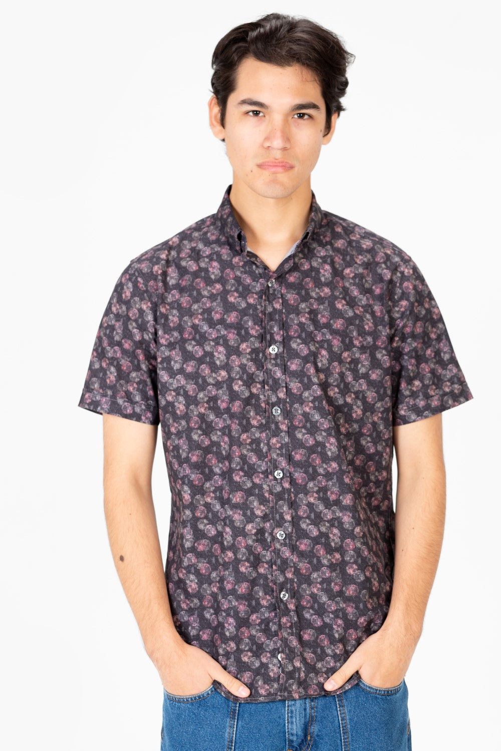 قميص رجالي منقط بقصّة Slim Fit وكمّ نصفيّ