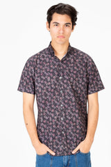 قميص رجالي منقط بقصّة Slim Fit وكمّ نصفيّ