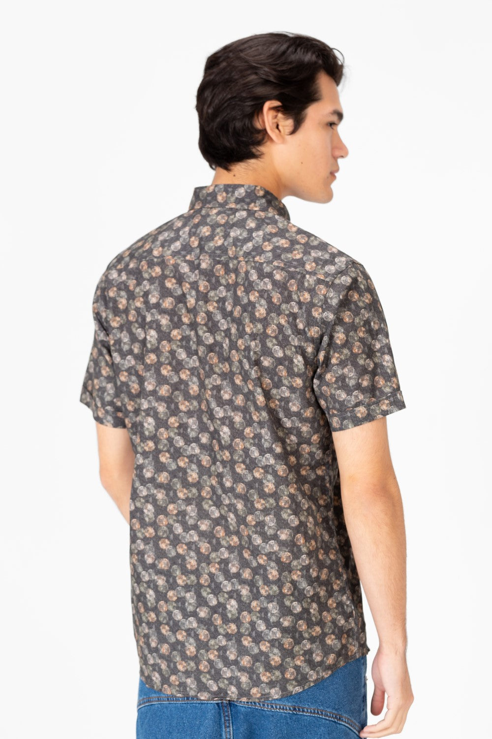 قميص رجالي منقط بقصّة Slim Fit وكمّ نصفيّ