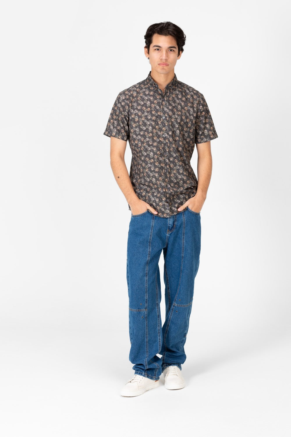 قميص رجالي منقط بقصّة Slim Fit وكمّ نصفيّ