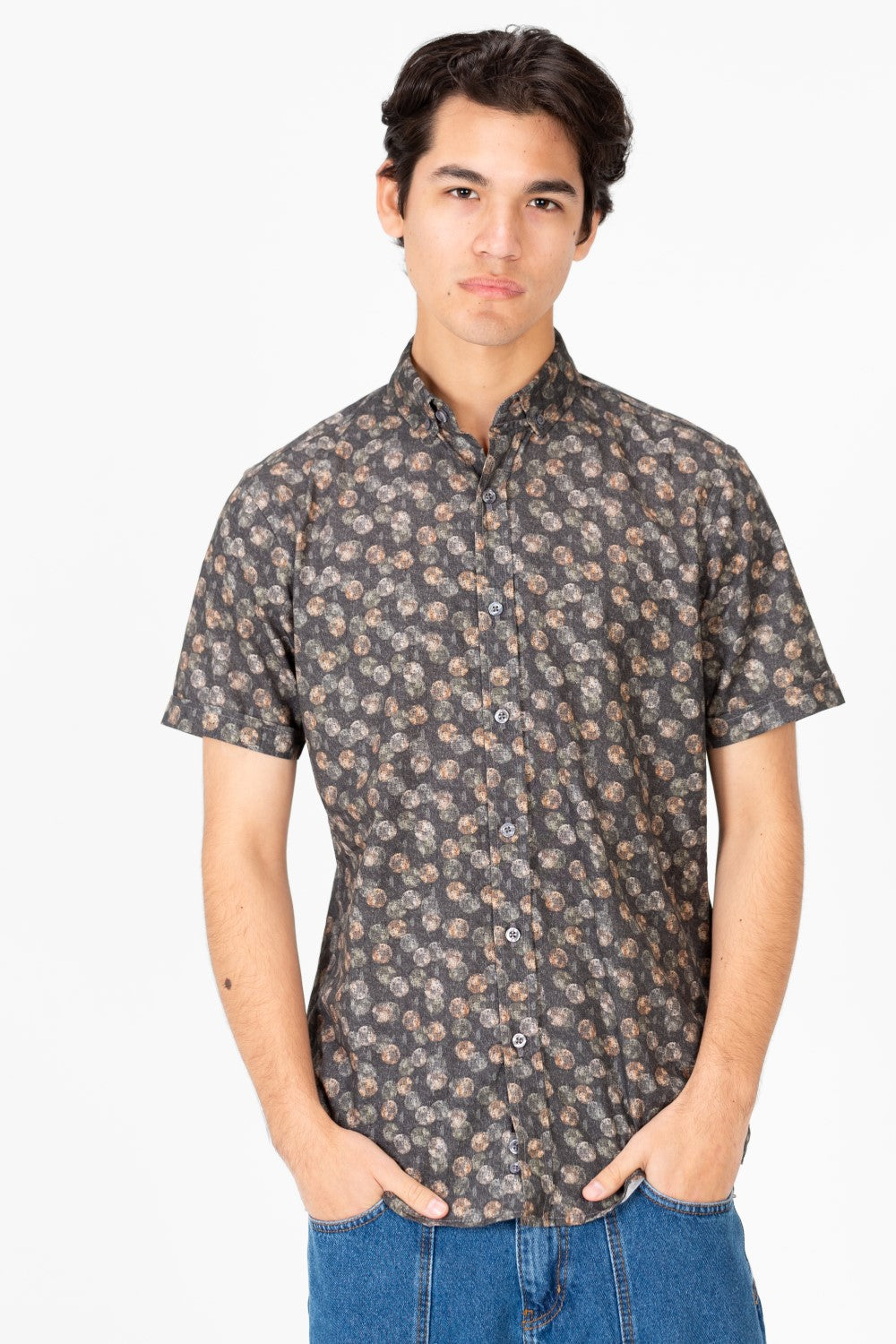 قميص رجالي منقط بقصّة Slim Fit وكمّ نصفيّ