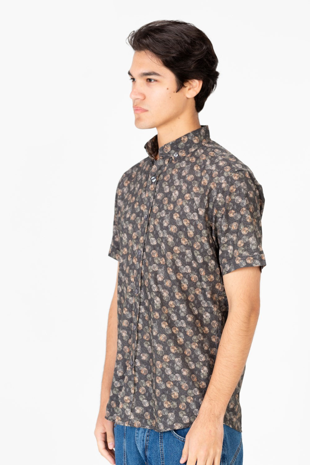 قميص رجالي منقط بقصّة Slim Fit وكمّ نصفيّ