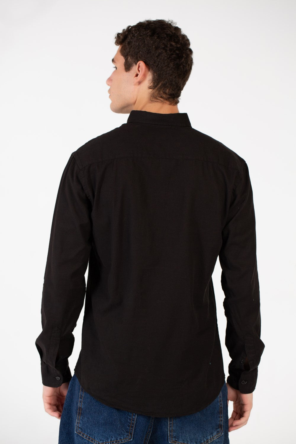 قميص كتان رجالي أساسي بقصّة Slim Fit وأكمام طويلة