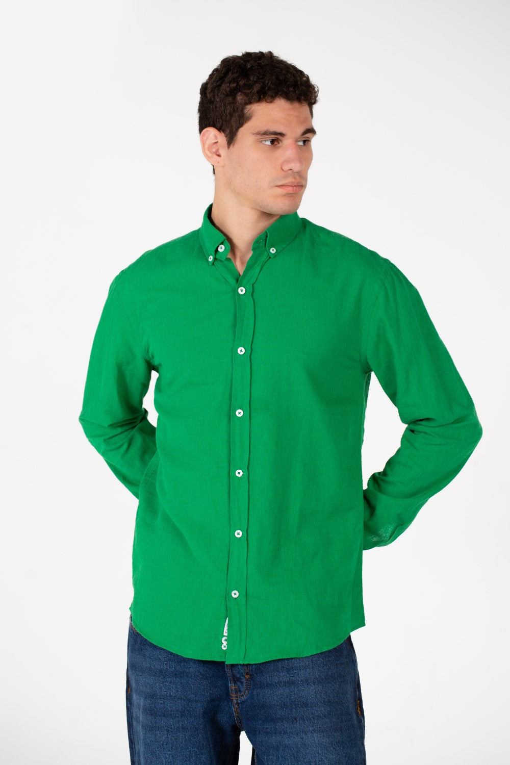 قميص كتان رجالي أساسي بقصّة Slim Fit وأكمام طويلة