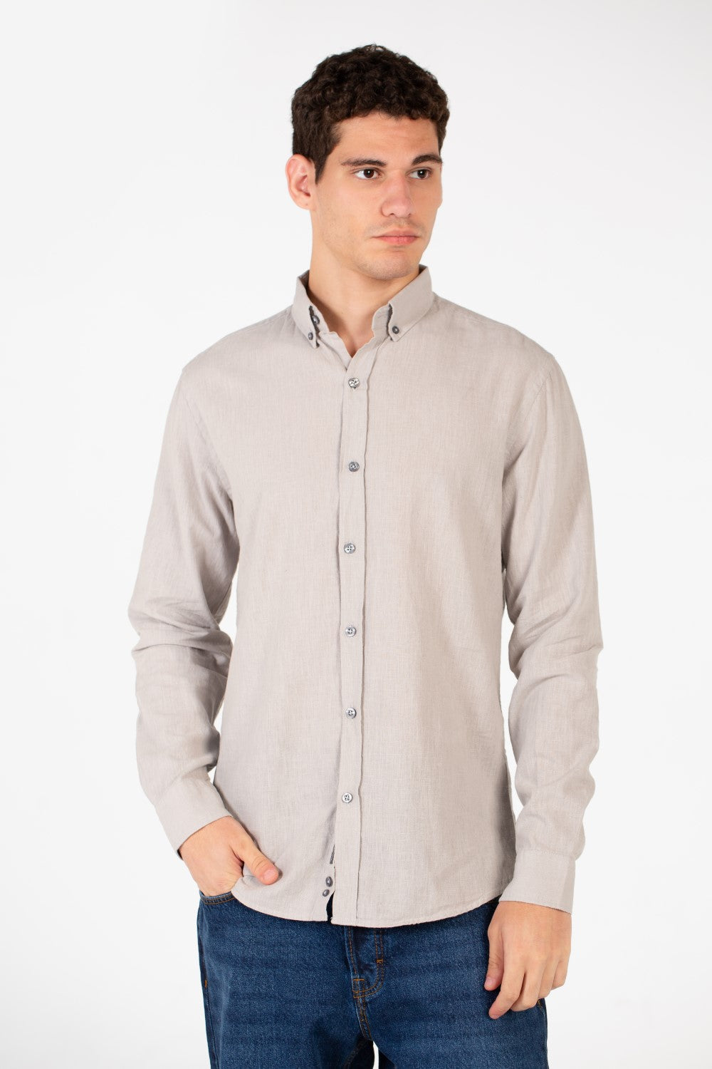 قميص كتان رجالي أساسي بقصّة Slim Fit وأكمام طويلة