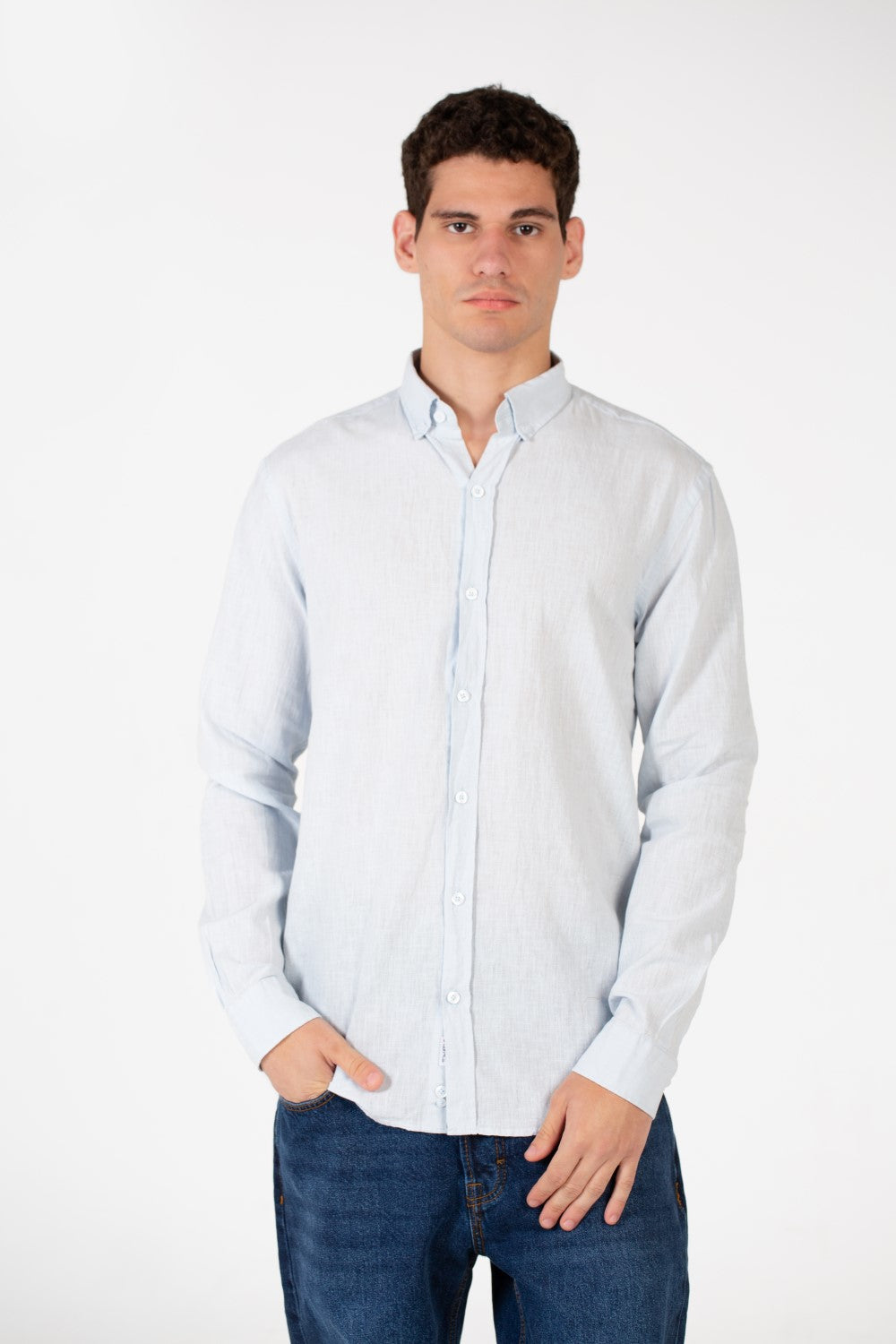 قميص كتان رجالي أساسي بقصّة Slim Fit وأكمام طويلة