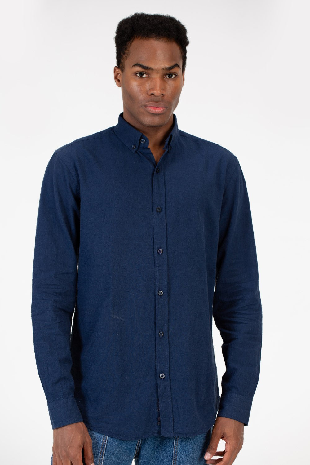 قميص كتان رجالي أساسي بقصّة Slim Fit وأكمام طويلة