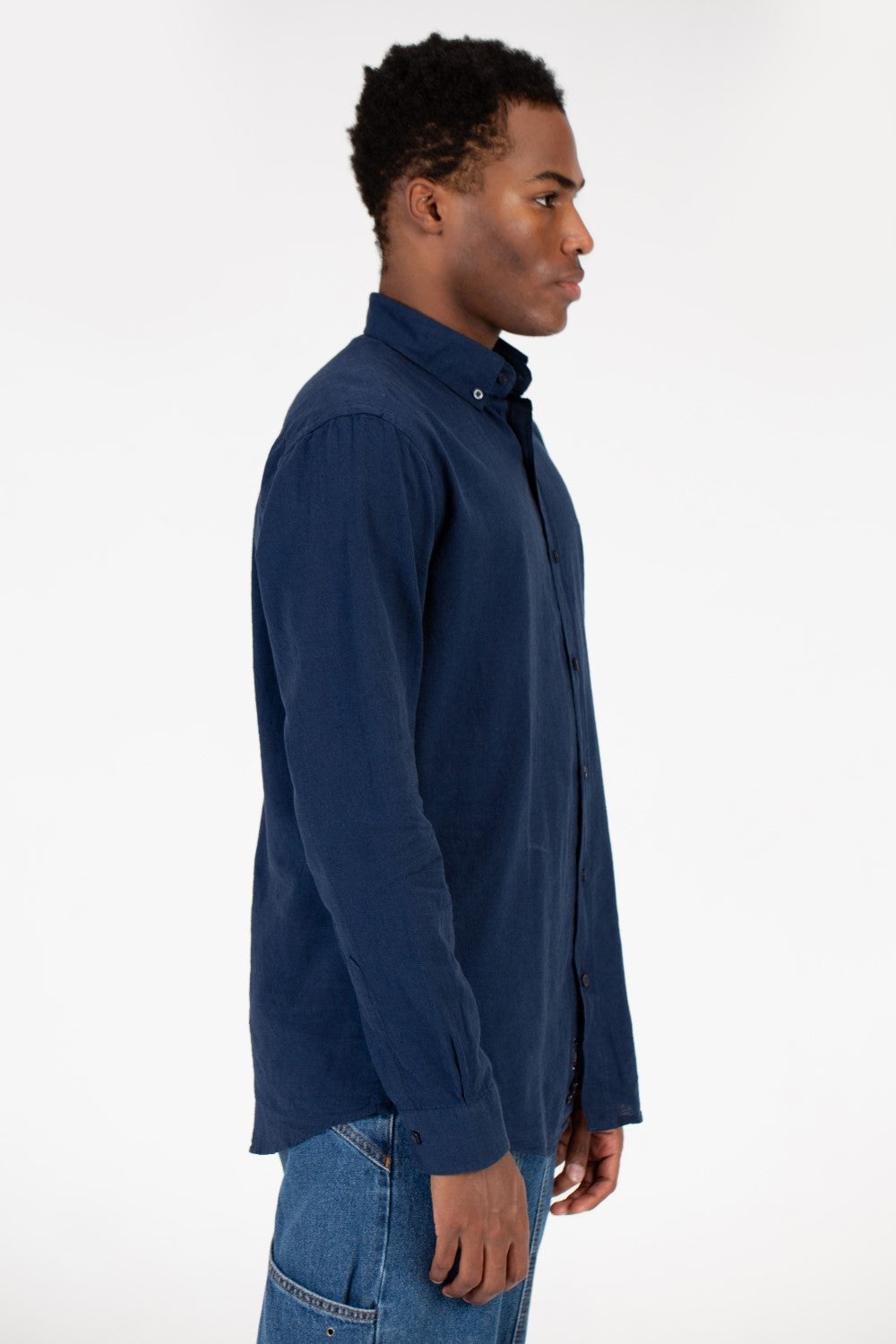 قميص كتان رجالي أساسي بقصّة Slim Fit وأكمام طويلة