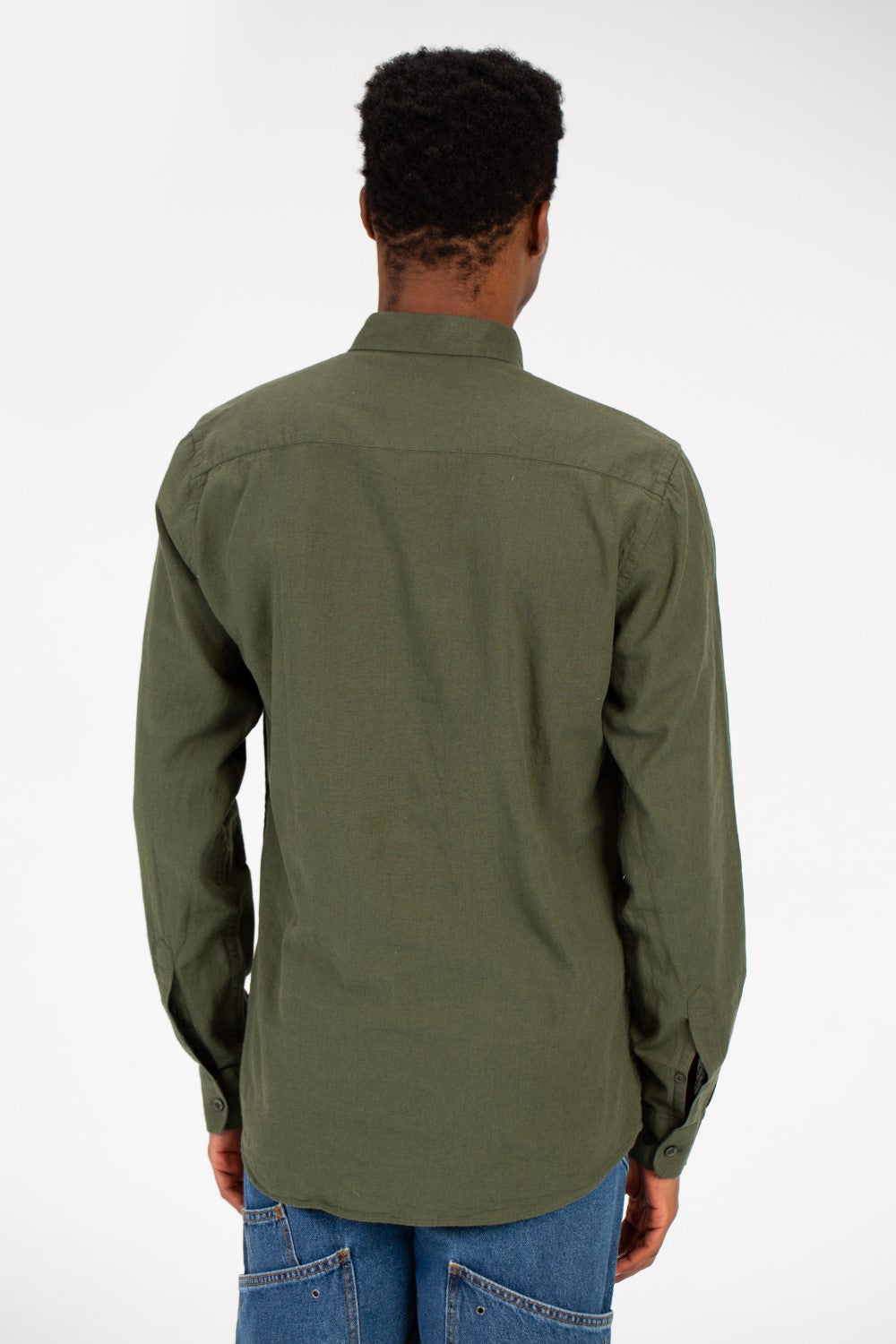 قميص كتان رجالي أساسي بقصّة Slim Fit وأكمام طويلة