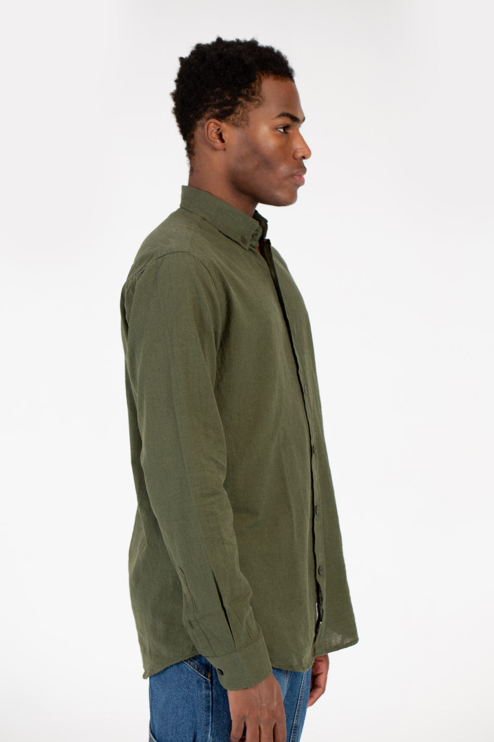 قميص كتان رجالي أساسي بقصّة Slim Fit وأكمام طويلة