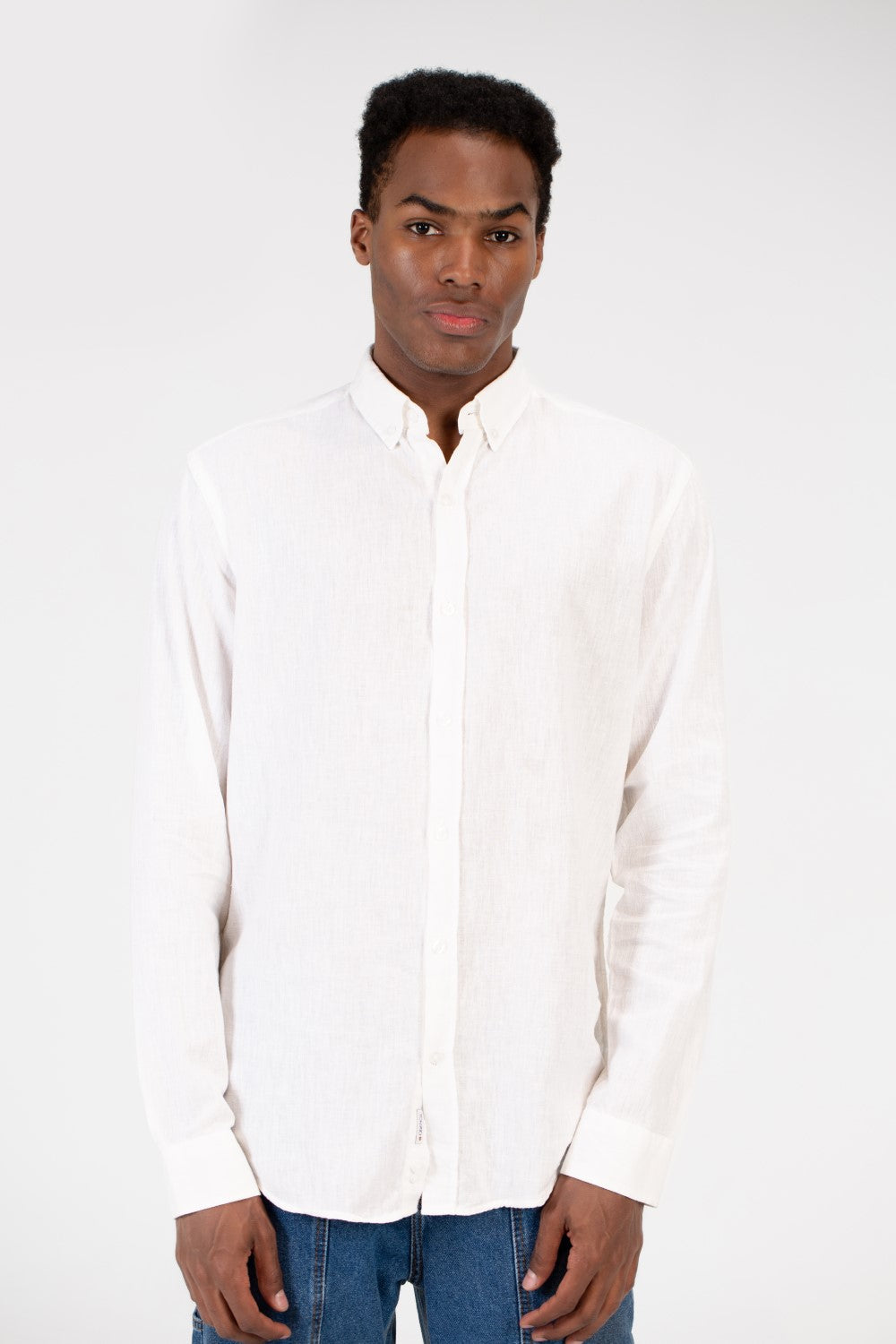 قميص كتان رجالي أساسي بقصّة Slim Fit وأكمام طويلة