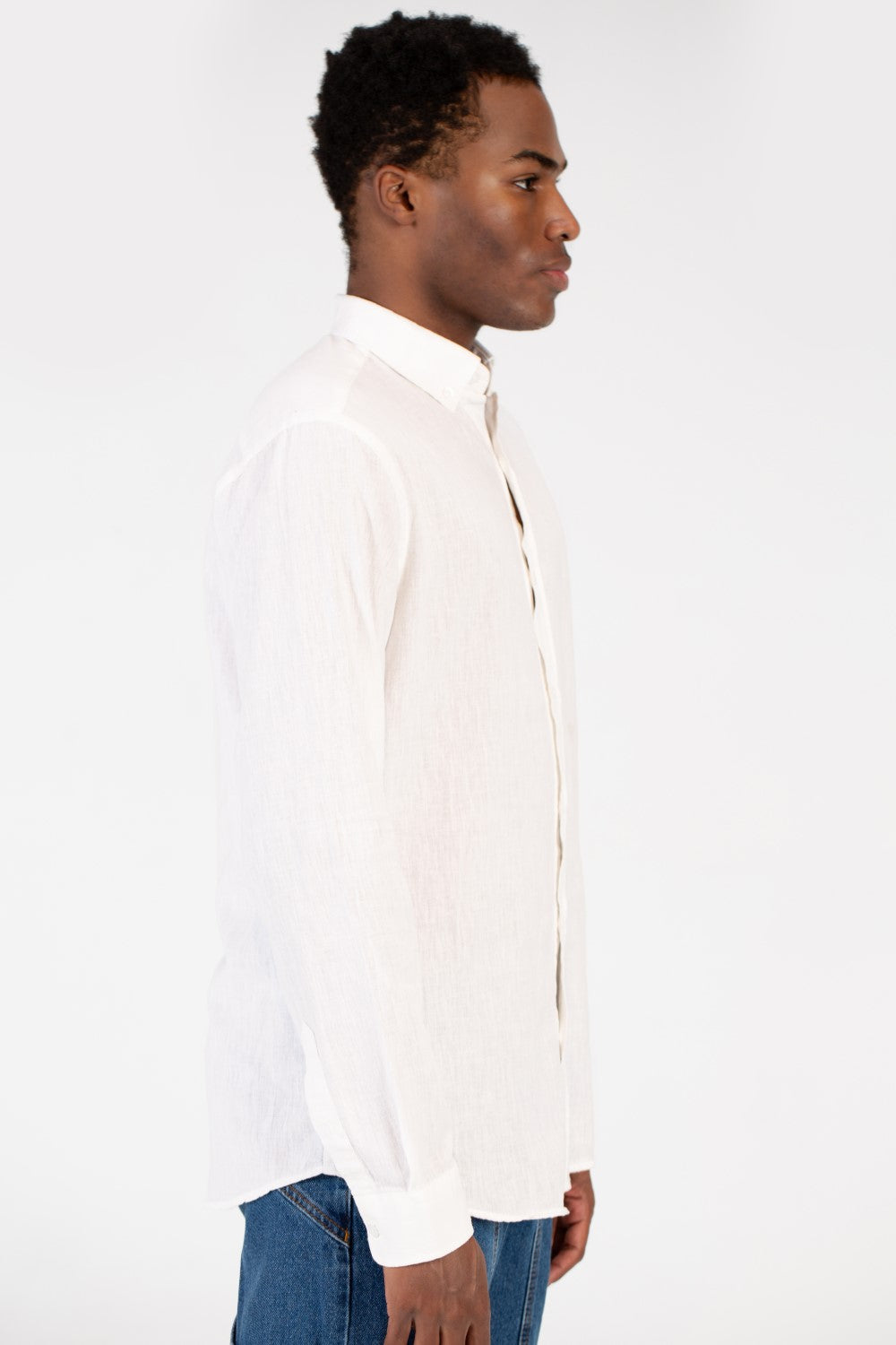 قميص كتان رجالي أساسي بقصّة Slim Fit وأكمام طويلة