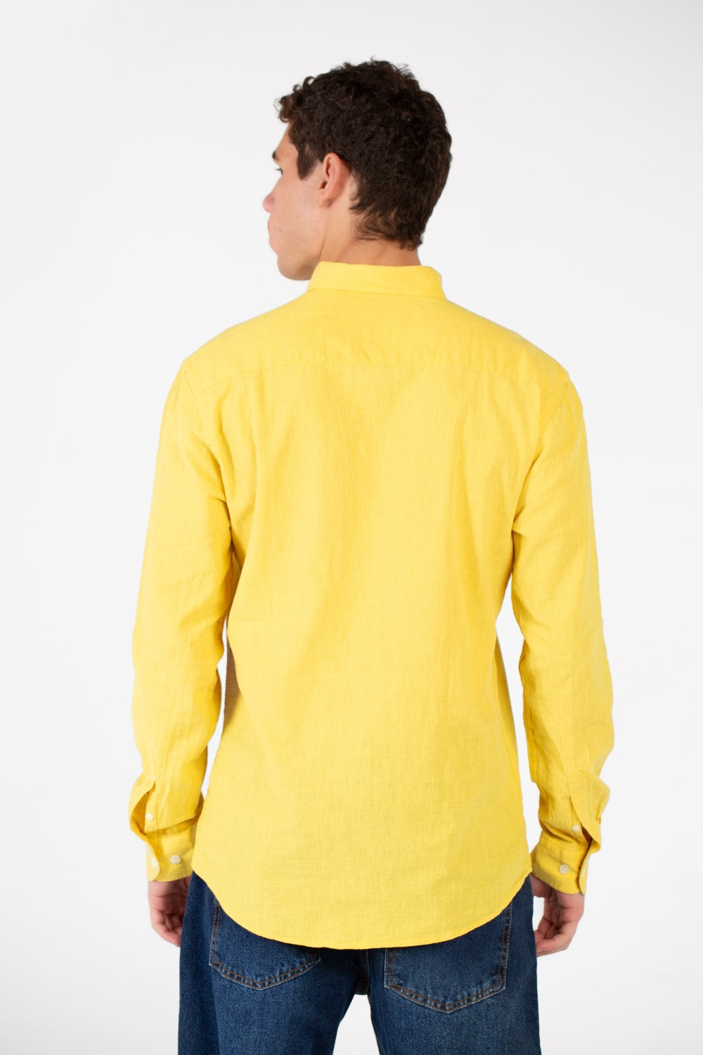 قميص كتان رجالي أساسي بقصّة Slim Fit وأكمام طويلة