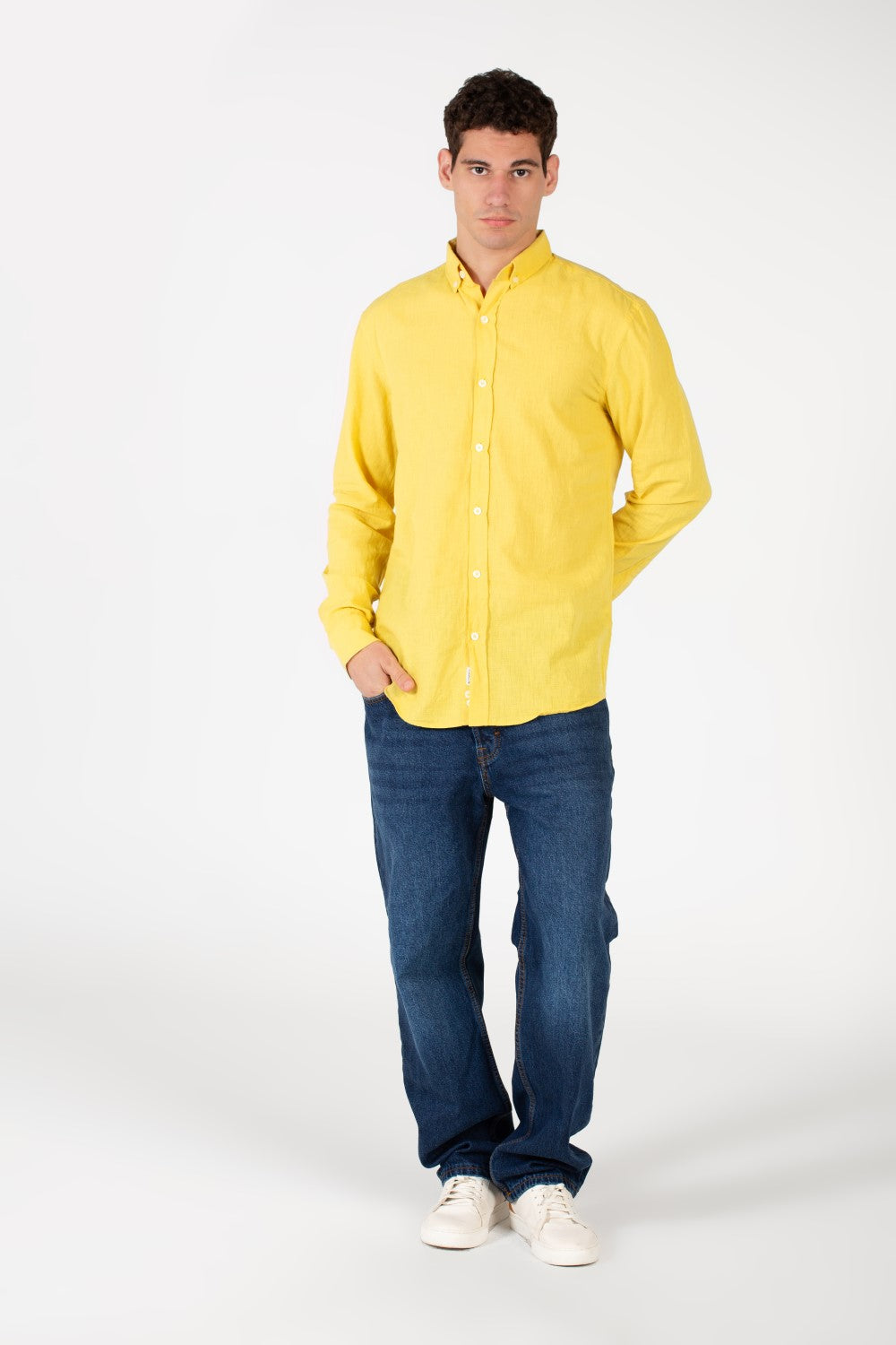 قميص كتان رجالي أساسي بقصّة Slim Fit وأكمام طويلة