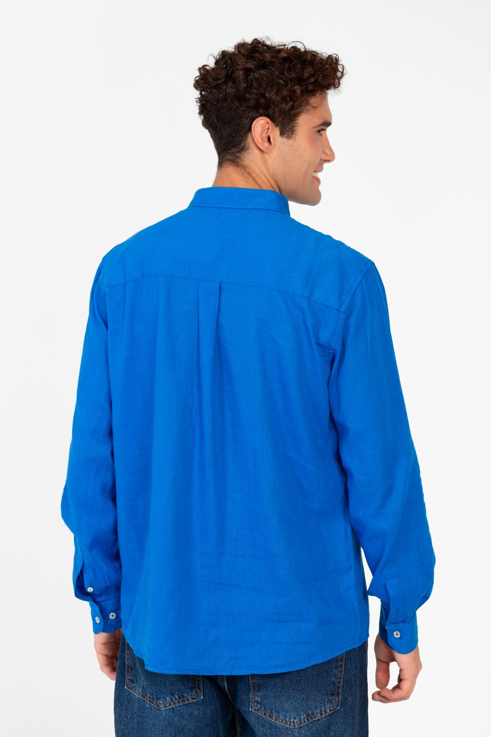 قميص رجالي أساسي من الكتان بقصّة عادية