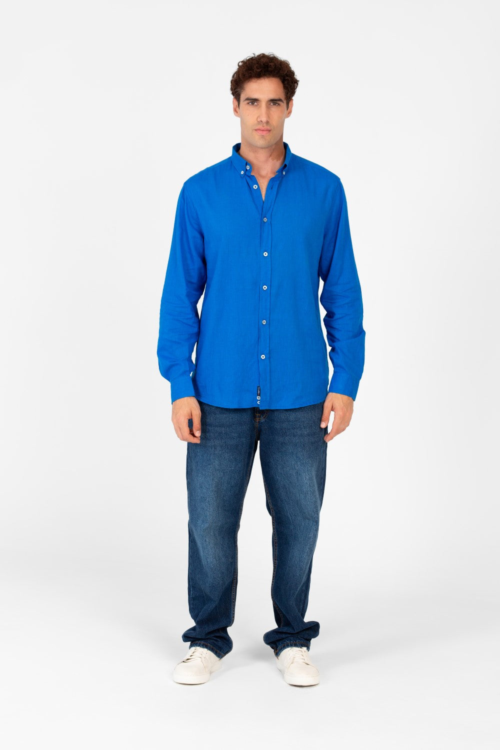 قميص رجالي أساسي من الكتان بقصّة عادية