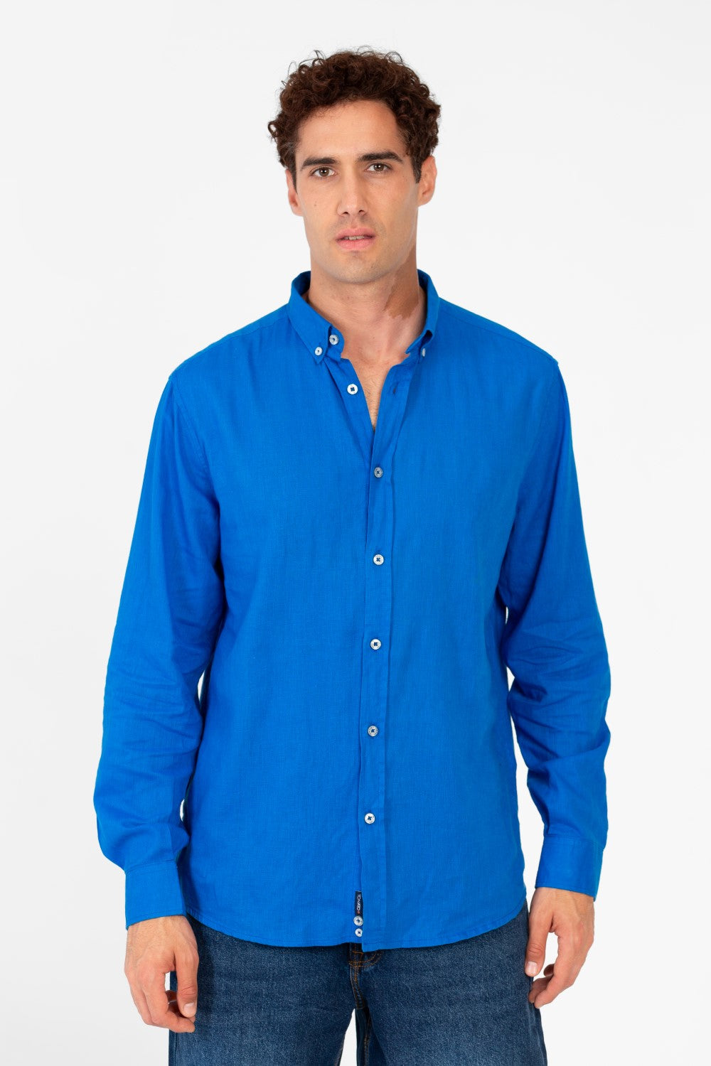 قميص رجالي أساسي من الكتان بقصّة عادية