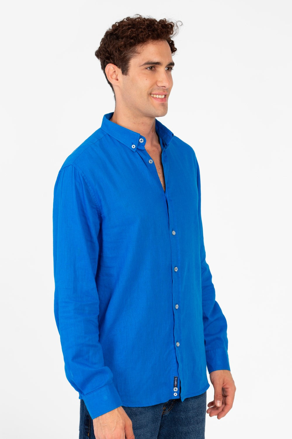 قميص رجالي أساسي من الكتان بقصّة عادية