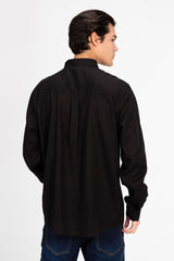 قميص رجالي أساسي من الكتان بقصّة عادية