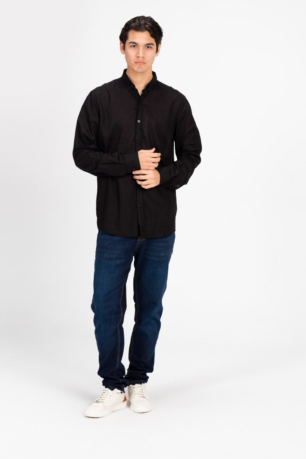 قميص رجالي أساسي من الكتان بقصّة عادية