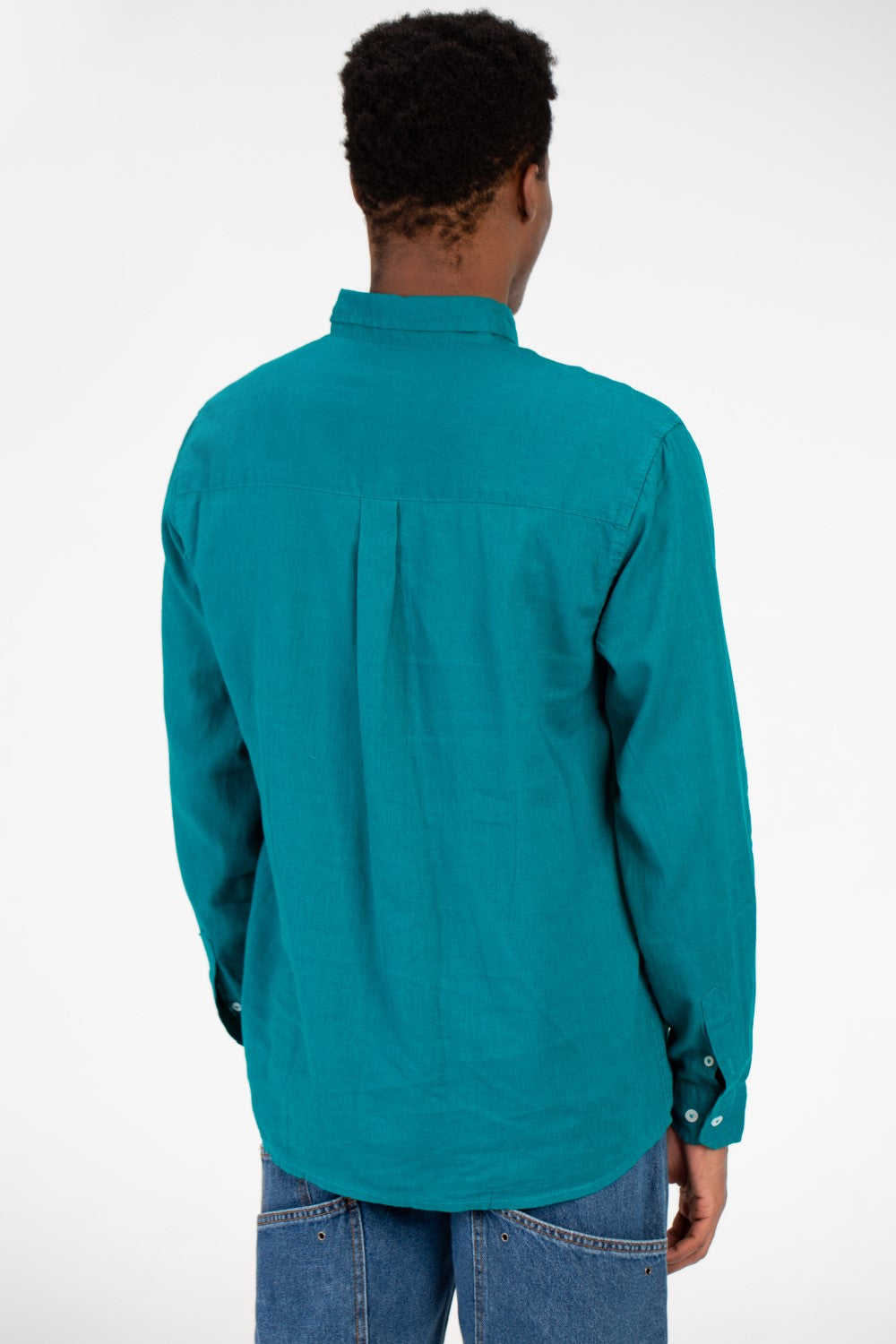 قميص رجالي أساسي من الكتان بقصّة عادية